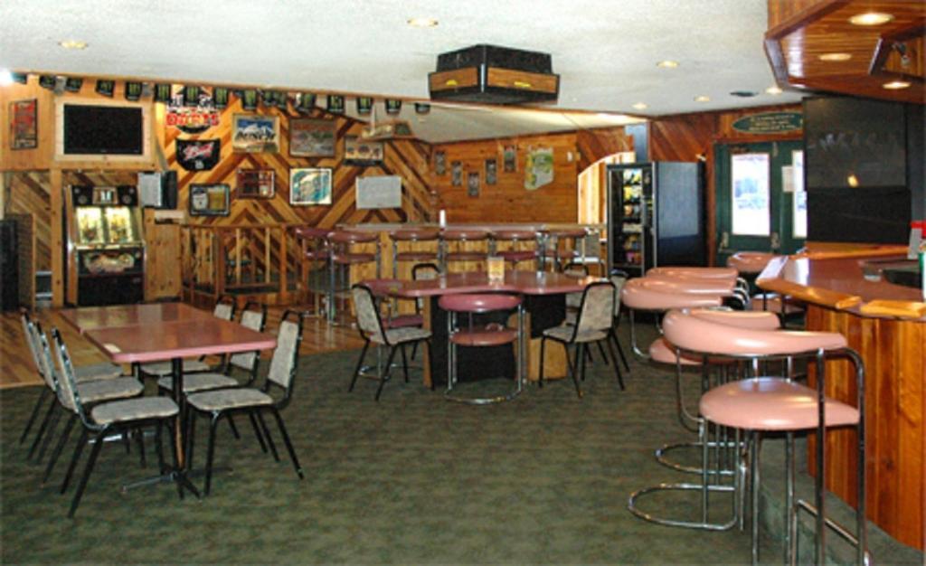 Zellar'S Village Inn Newberry Extérieur photo